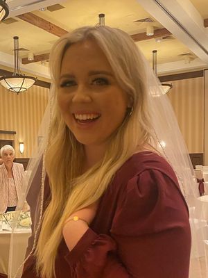 Nicole, 25