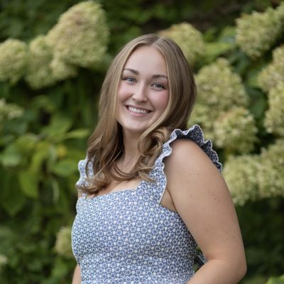 Lilly, 22