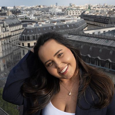 Julia, 25