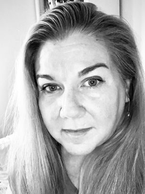 Suzanna, 52