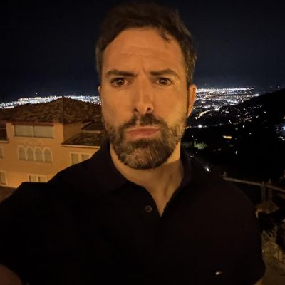 Alejandro, 43