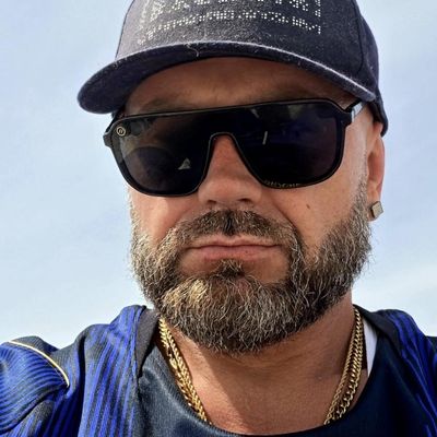Tommy, 42