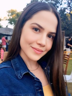 Ana Caroliny, 33