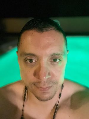 Carlos, 43
