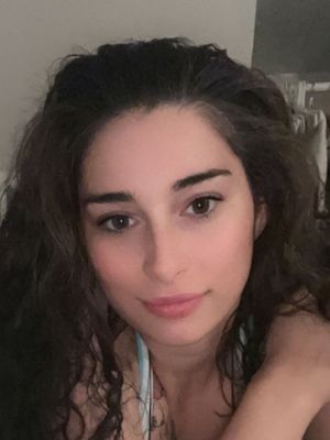 Alexandra, 26