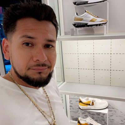 Manuel, 38