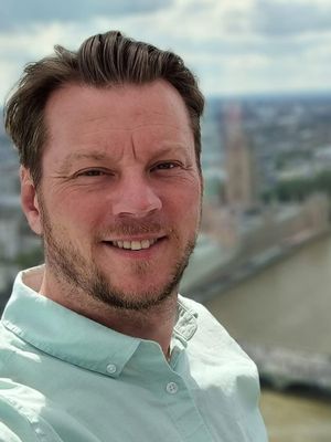 Gareth, 44