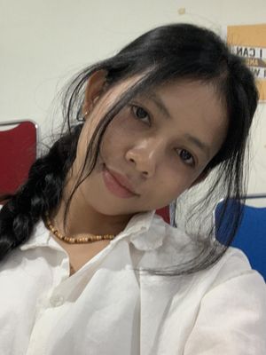 Dewi, 22