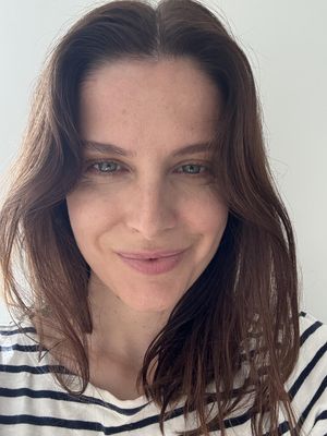 Daniela, 44