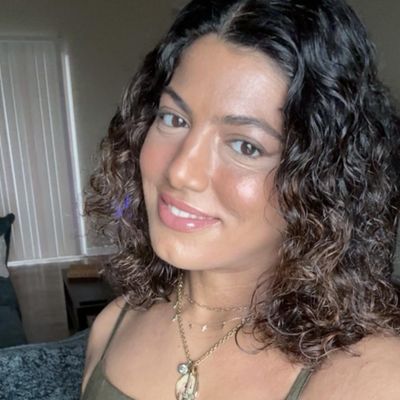 Andrea, 27