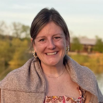 Claire, 37