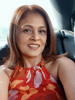 Sandra, 52