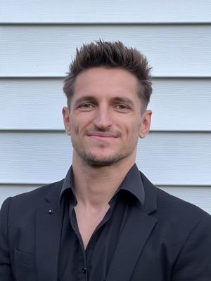 Roman, 28