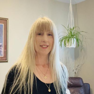 Sandra, 56