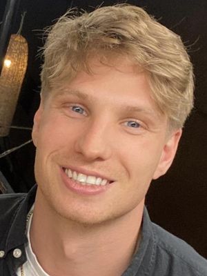 Laurents, 32