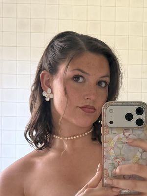Ellie, 22