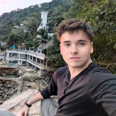 Carlos, 21
