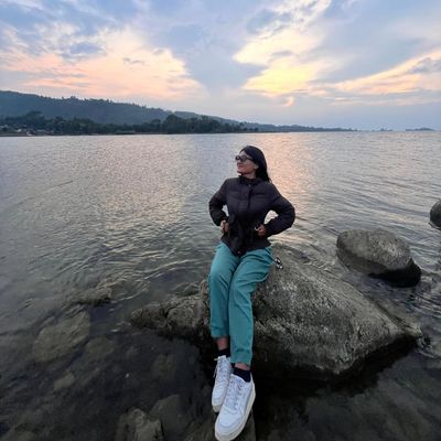 Rina, 37