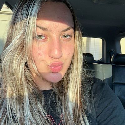 Bella, 22